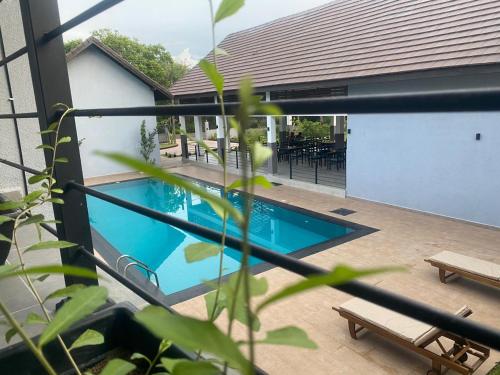 锡吉里亚Lion Gate Hotel Sigiriya的房屋前的游泳池