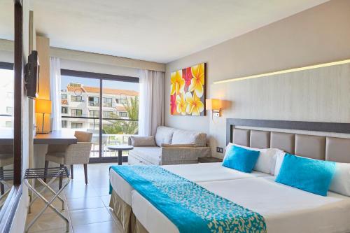普拉亚登博萨FERGUS Style Bahamas的酒店客房设有床和客厅。