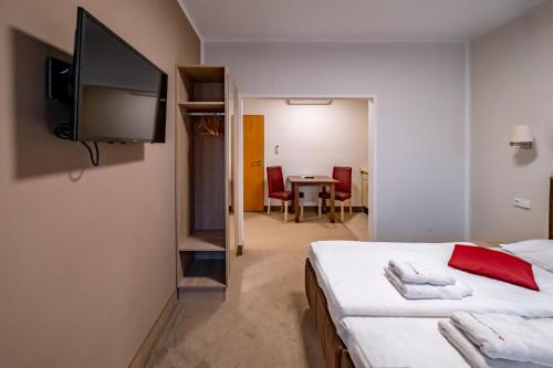 雷德尼斯斯托克瑞莱克斯酒店的一间卧室配有一张床和一台平面电视