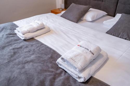 雷德尼斯斯托克瑞莱克斯酒店的床上的两条毛巾