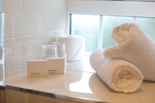 基拉尼基林之家酒店的浴室柜台配有桌子上的毛巾