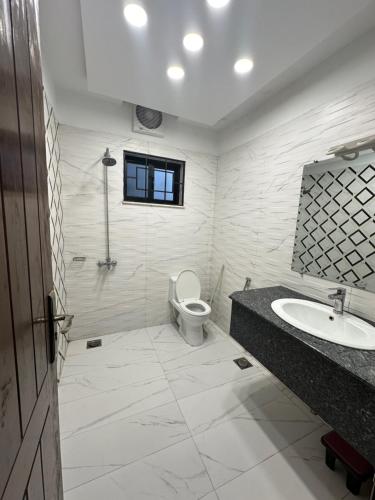 伊斯兰堡Dream Executive Guest House的白色的浴室设有卫生间和水槽。