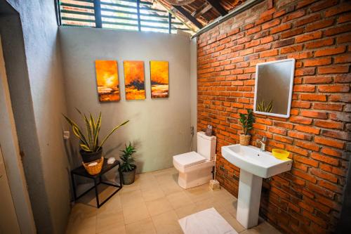 MakanduraChimney House by Serendia的一间带白色水槽和砖墙的浴室