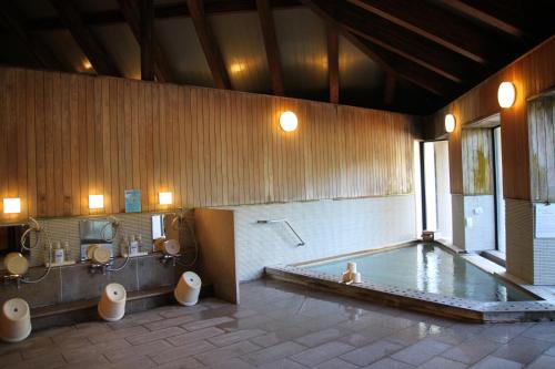 白川村丰田白川学院酒店的带浴缸和2个卫生间的大浴室
