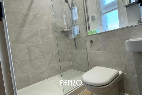 特伦托河上的纽瓦克Incredible 2-Bed Apartment in Newark on-Trent by Renzo, Free Parking and Wi-Fi!的带淋浴、卫生间和盥洗盆的浴室