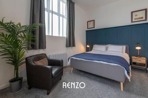 特伦托河上的纽瓦克Incredible 2-Bed Apartment in Newark on-Trent by Renzo, Free Parking and Wi-Fi!的一间卧室配有床、椅子和植物