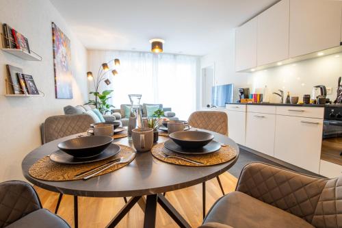 巴塞尔Special EiNSTEiN I Apartment Basel, Messe Kleinbasel 10-STAR的餐桌、椅子和厨房