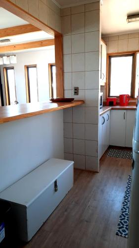 圣地亚哥Casa en Farellones的一间厨房,在房间内配有白色沙发