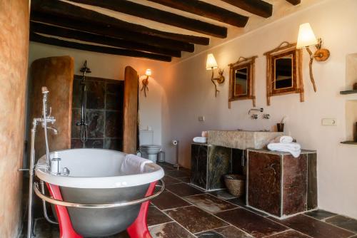 Sales del Llierca坎塞罗拉酒店的带浴缸和盥洗盆的浴室