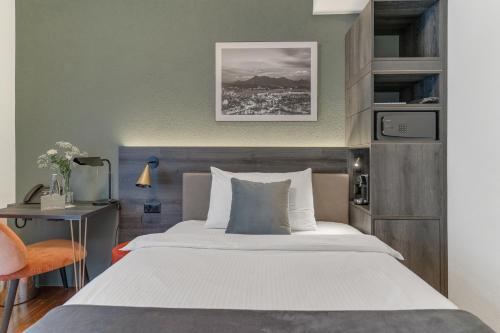 卢塞恩沃尔德斯塔得霍夫瑞士优质酒店的一间卧室配有一张大床、一张桌子和一把椅子