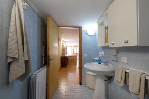 特乌拉达Vacanze Mare Teulada的一间带水槽、卫生间和镜子的浴室