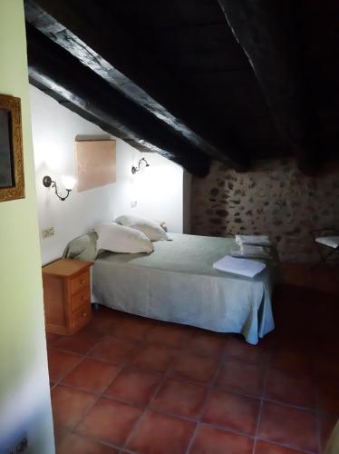 莫雷拉Molí d'en Pi的卧室配有白色的床和砖墙