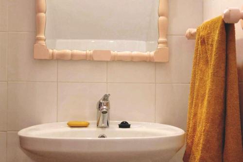 丰特-德彼德拉Casa Gracia Málaga Corazón de Andalucía的浴室水槽配有镜子和毛巾
