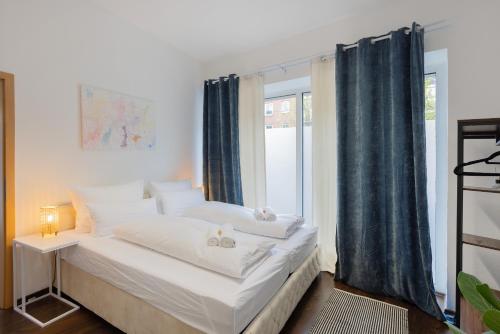 波鸿ruhrApartments #Nähe A40 #zentral #fastWIFI #perfekt für Familien und Geschäftsreisen的一间卧室设有一张大床和窗户