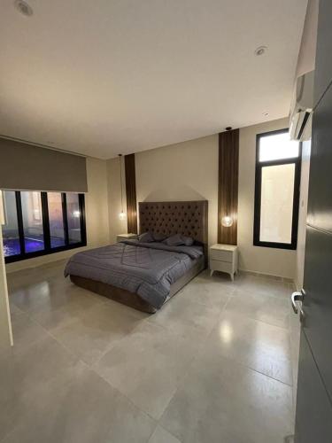 代海班شاليه ميلا的一间卧室设有一张床和两个窗户。