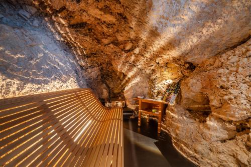 阿科岩石酒店的洞穴内的客房,铺有木地板,设有楼梯