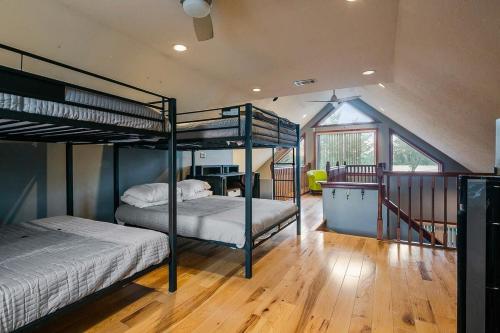杰斐逊维尔Rock and Roll River House的一间带两张双层床的卧室和楼梯