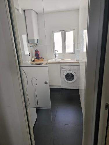 韦尔瓦Apartamento Luxury Home Huelva Zona centro的白色的厨房配有洗衣机和水槽