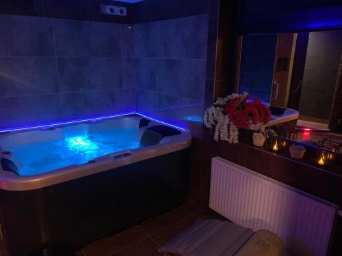 PorubaRefresh Club wellness的浴室内配有带蓝色灯光的浴缸。