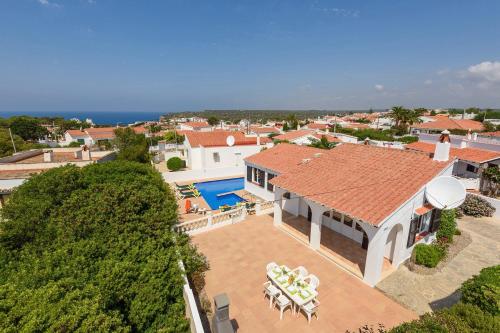卡拉恩波特Villa CLAUDIA Menorca的享有带游泳池的房屋的空中景致
