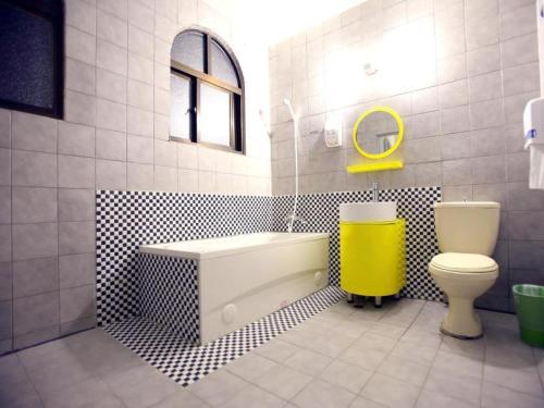 台中市安顺商务旅馆的一间带水槽、浴缸和卫生间的浴室