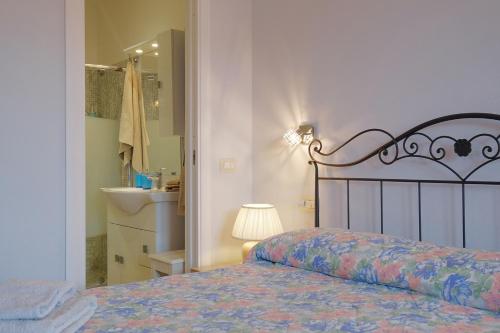 特乌拉达CASA AZZURRA - BLUE HOUSE的一间卧室配有一张床,浴室设有水槽