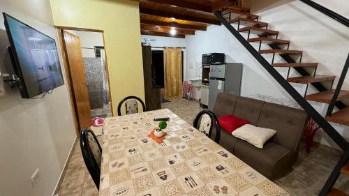 伊瓜苏港Adhara Apart的客厅配有餐桌和沙发。