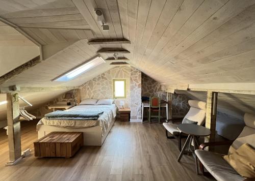 苏提万Eco Chalet Style Apartment的一间卧室设有一张大床和木制天花板