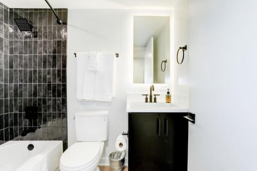 阿林顿2BR Comfort Apartment in Prime Location的浴室配有卫生间、盥洗盆和浴缸。