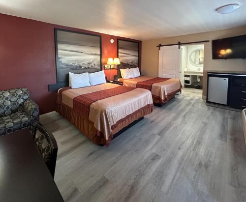 帕萨迪纳Motel 6 Pasadena, CA Old Town Pasadena Area的酒店客房设有两张床和一台平面电视。