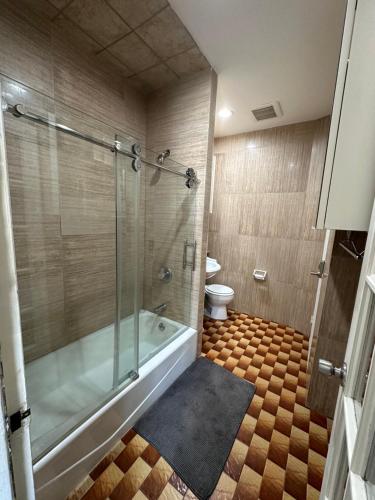 纽约Hudson Yard 408的带浴缸和卫生间的浴室。