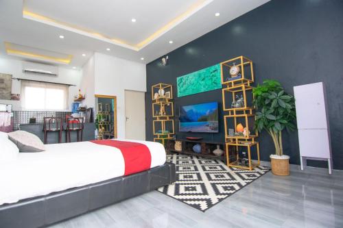 蒙巴萨Beau Fahy Nyali studio apartment的一间带大床和电视的卧室