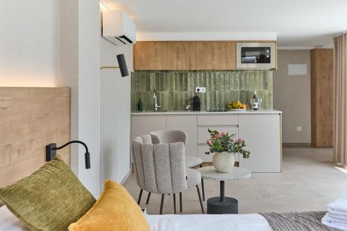 阿利坎特El Pont Alicante Apartments的配有床和桌子的房间以及厨房