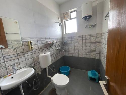 瓜廖尔Your Own Sweet Nest in Gwalior with comfort的浴室配有白色卫生间和盥洗盆。