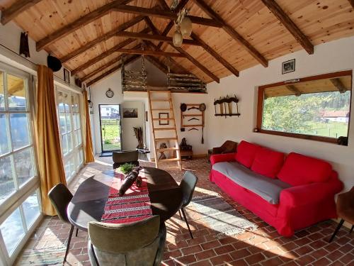 坎普朗莫道尼斯Mica fermă veselă的客厅配有红色的沙发和桌子