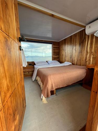 纳闽巴霍Jelajah komodo的船上的卧室,设有大窗户