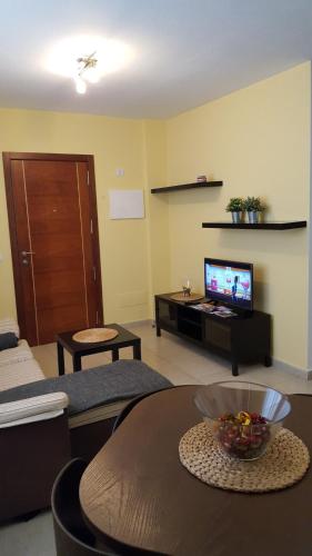 阿雷西费Piso Arrecife Centro的客厅配有桌子和电视