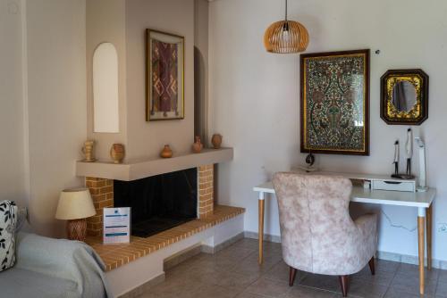 塞沃塔Villa Victoria Boutique Apartments的客厅配有书桌和壁炉