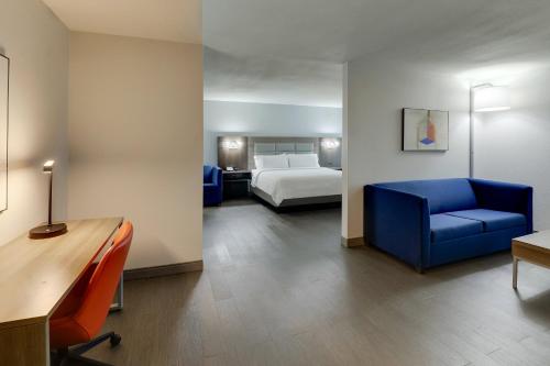 尼古拉斯维尔西南莱克星顿尼古拉斯维尔快捷假日酒店的酒店客房,配有一张床和一张蓝色椅子