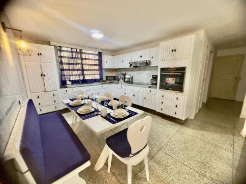 加拉加斯Amplio apartamento renovado con 3 habitaciones, 3 baños, terrazas, Smart TV y wifi incluidos的厨房配有桌椅