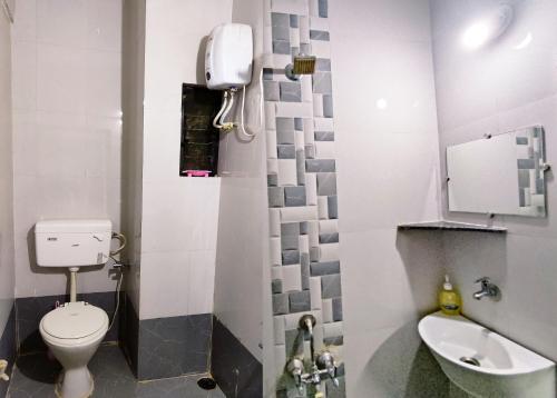 纳西克Ambient Homestay by NESTEASY的一间带卫生间和水槽的小浴室