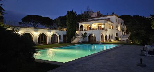 桑特费柳德吉克索尔斯Villa Maricel的一座大房子,前面设有一个游泳池