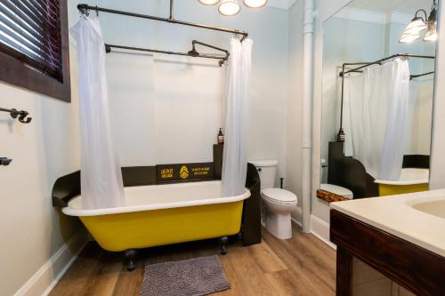 盖恩斯维尔Depot Village的一间带黄色浴缸和卫生间的浴室