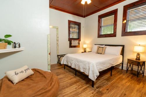 盖恩斯维尔Depot Village的铺有木地板的客房内设有一间卧室和一张床。
