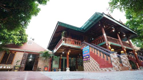 Ban Hin LomHomestay Minh Ngọc的前面有标志的建筑