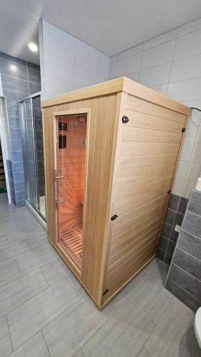 科热诺夫apartmán Kořen se saunou , Kořenov Jizerské hory的带淋浴的木制橱柜