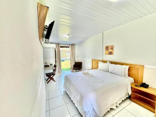 圣塞巴斯蒂安捕猎网酒店的卧室配有白色的床