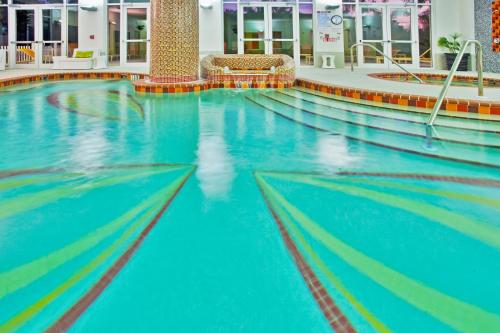 萨拉索塔DoubleTree by Hilton Sarasota Bradenton Airport的大楼内的一个蓝色海水游泳池