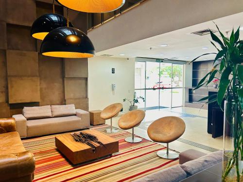 巴西利亚娜鸿酒店的客厅配有沙发、椅子和桌子