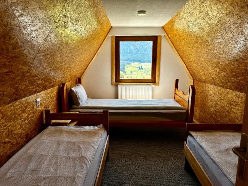 弗拉西克Holiday home Kraljica的客房设有两张床和窗户。